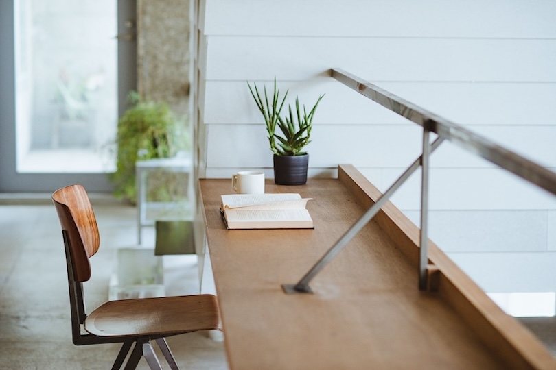 デスクでの作業シーンも撮影できます