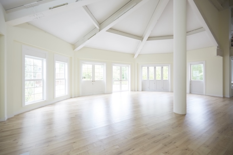 【studio02】白を基調とした自然光差し込む空間