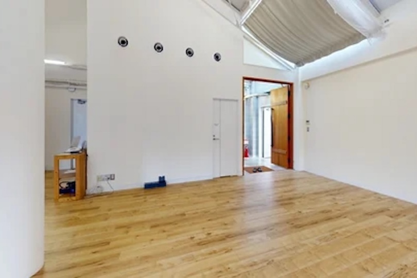 【studio02】白壁、フローリングでファッションモデルシーンも