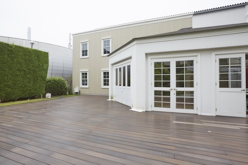 【studio02】広々としたウッドデッキスペース