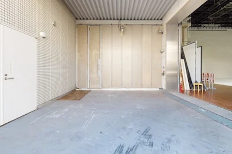 【studio01】雨天時でも車両ごと入る搬入口