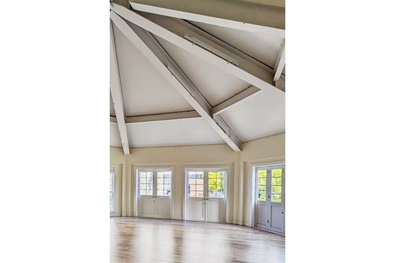 【studio02】多角形の室内と扉で多様なシーンに対応