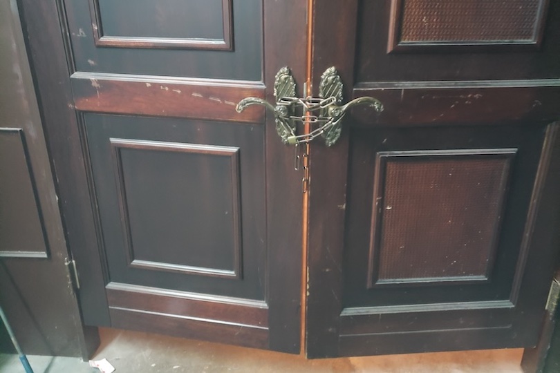 バーラウンジの扉