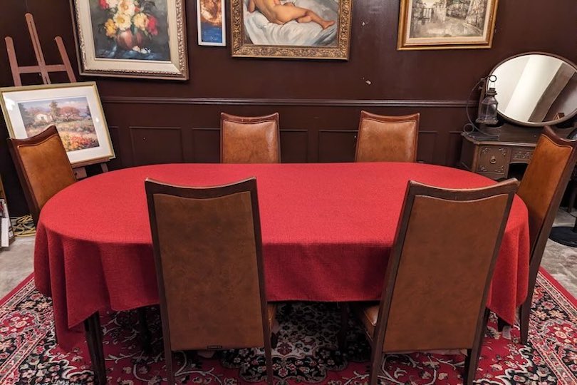 バーラウンジにある赤い6〜10人掛けの円卓（200cm×100cm）