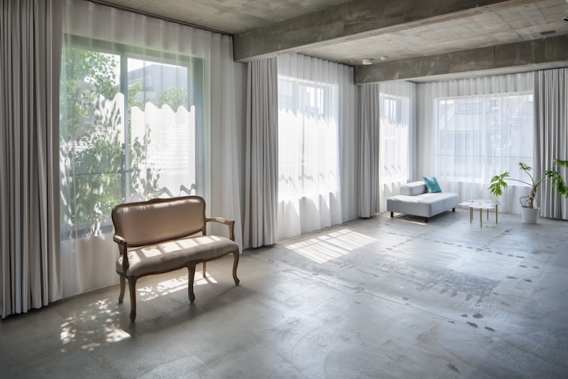 コンクリートと繊細に差し込む自然光が融合した空間