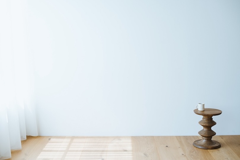 白壁とフローリング床のスペース