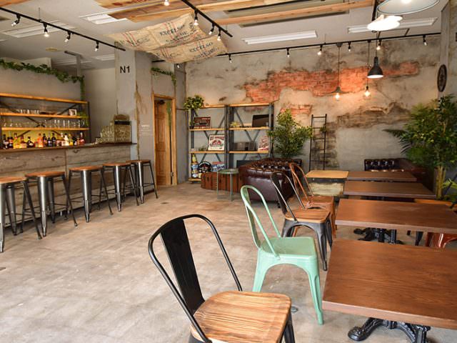 コンクリート壁で、インダストリアルな雰囲気のカフェ風スペース