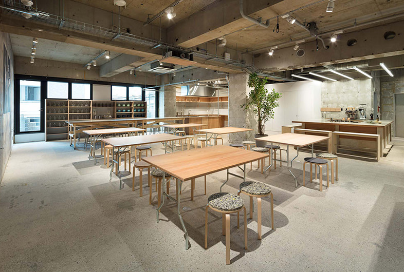 コンクリート内装が特徴的なカフェ・レストラン -5選-