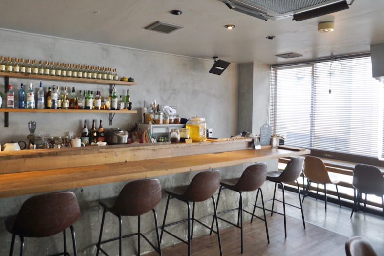 ミニマルな内装のカフェ バー Totto Cafe Bar Shootest