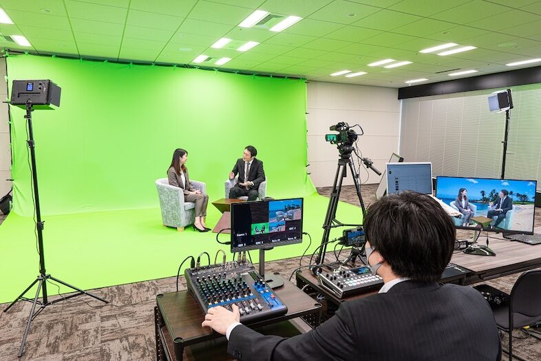INFIELD / 渋谷ソラスタコンファレンス｜バーチャル背景を使用した番組撮影に！背景合成できるクロマキーの『撮影スタジオ』