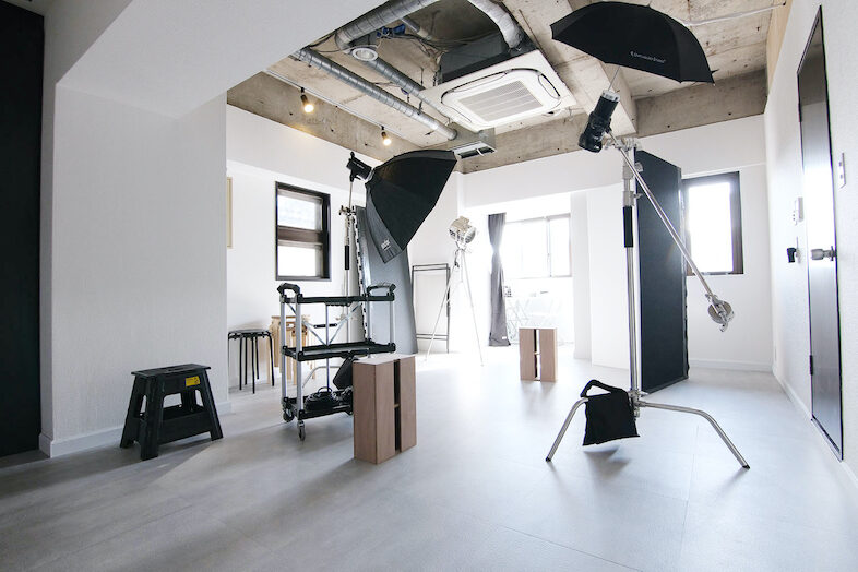 機材豊富でシンプルな内装のスタジオ Studio Door Shootest