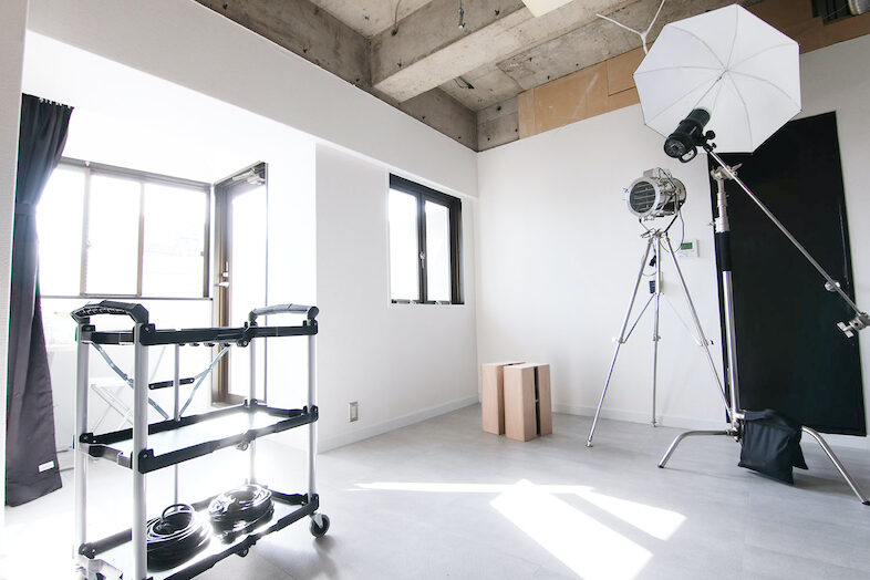 機材豊富でシンプルな内装のスタジオ Studio Door Shootest