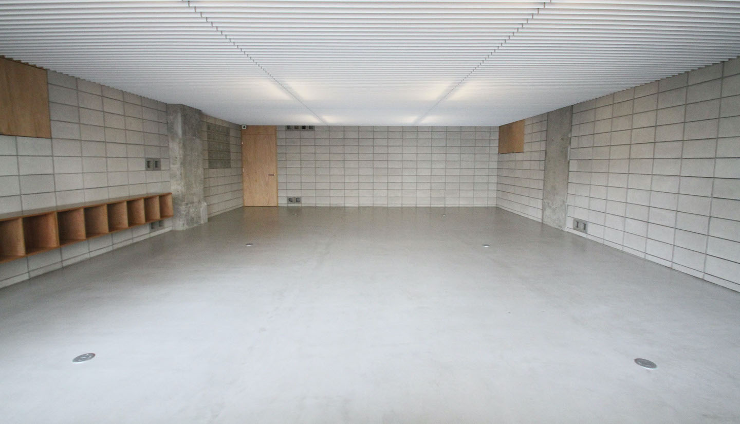 レンタル撮影スタジオのこだわり: <span>コンクリート床</span>