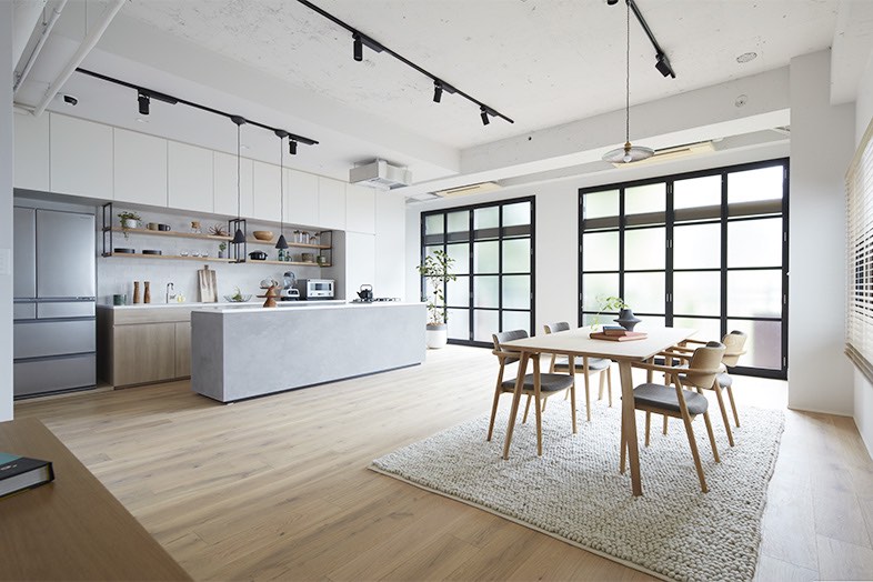 スタジオピーク表参道 1F｜ダイニングテーブルとキッチンが配置された生活感のある撮影空間