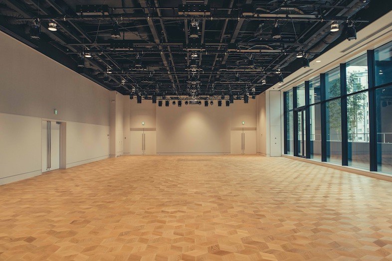 AOYAMA GRAND HALL｜アーティストのトーク動画におすすめ！ギャラリーのような『撮影スタジオ』