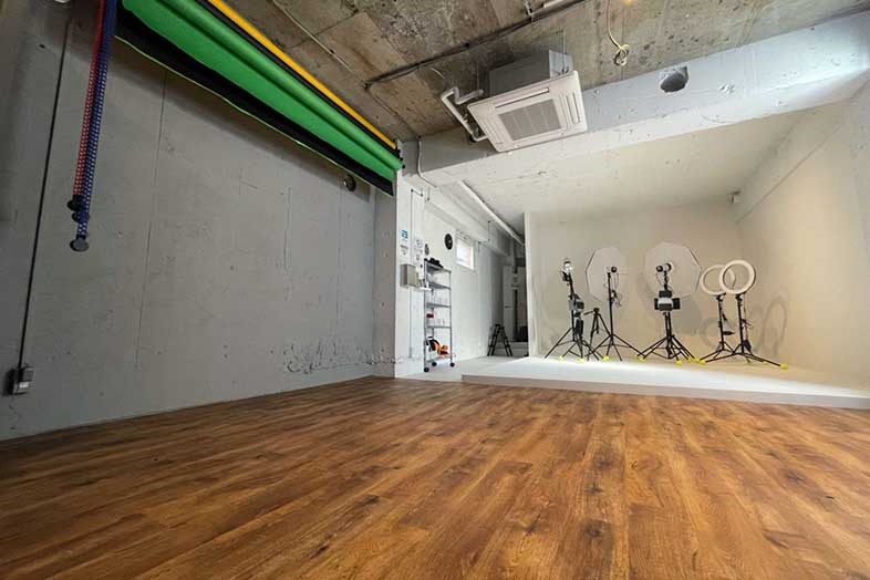 バズスタ赤坂｜バーチャル背景を使用した番組撮影に！背景合成できるクロマキーの『撮影スタジオ』