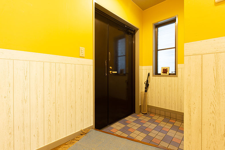 色とりどりのタイル床が印象的な玄関