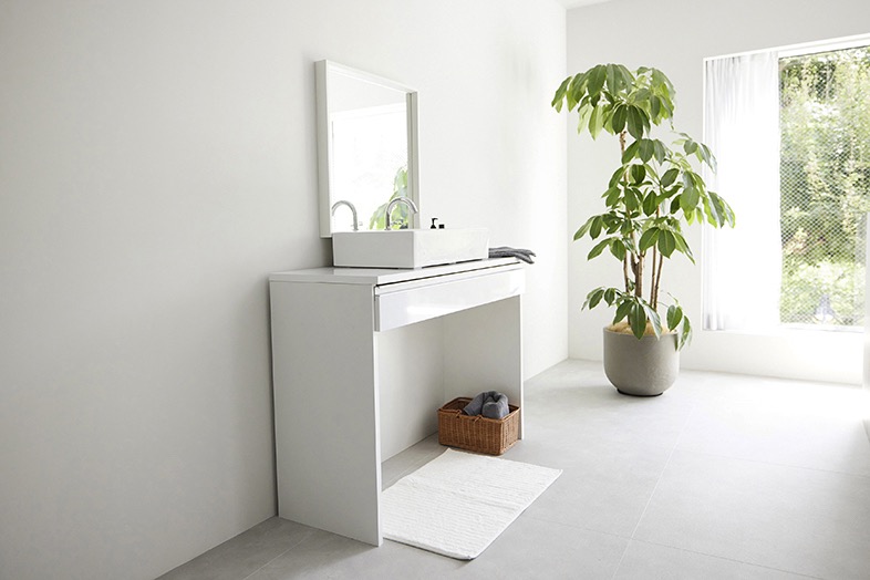白を基調とした清潔感のある洗面スペース