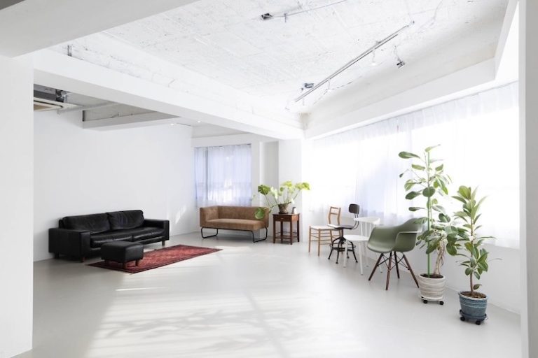白を基調とした自然光豊富な撮影スタジオ | STUDIO MATERA SHINJUKU︎ | SHOOTEST