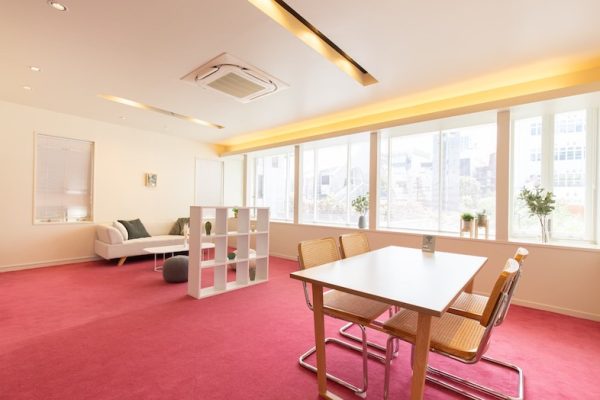 【2F】ピンク色の絨毯が可愛らしい部屋