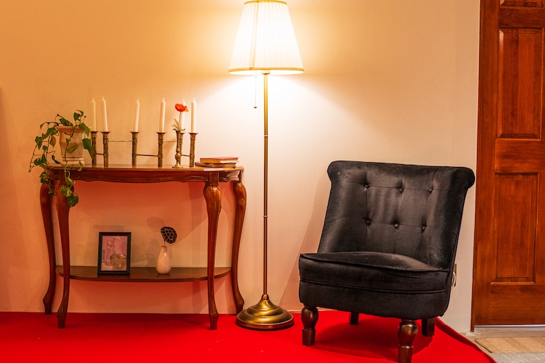 【白ホリ・スタジオスペース / 夜】赤い絨毯で高級感ある雰囲気を演出