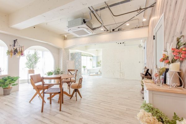 ヴィンテージ調の家具が豊富で、ヨーロッパのような雰囲気を演出