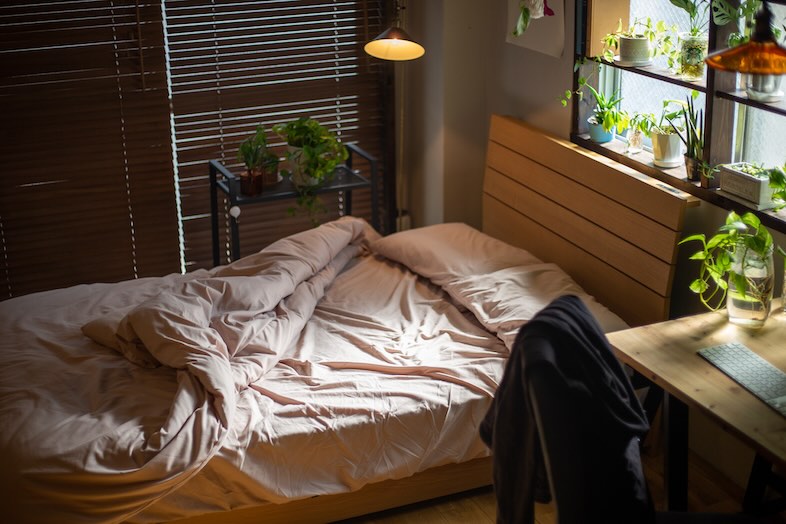 自然光が差し込むベッドスペースは寝起きのシーンにも最適