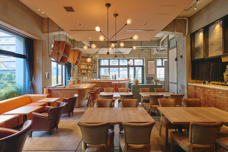 RIVERSIDE CLUB｜ヴィンテージ家具の店内、飲食シーン撮影向け