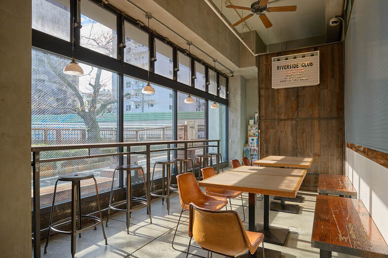 RIVERSIDE CLUB｜川沿いの窓際席、カフェ・対談収録に最適