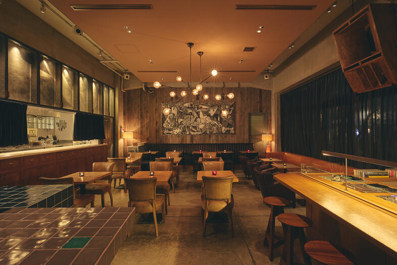 RIVERSIDE CLUB｜陰影美しい夜の店内