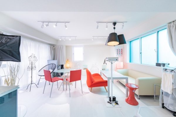 白を基調として個性的な家具・小物が豊富な空間