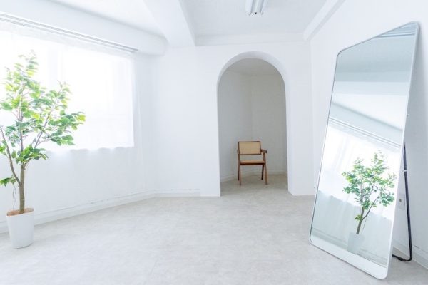 背景のアクセントになるアーチ壁