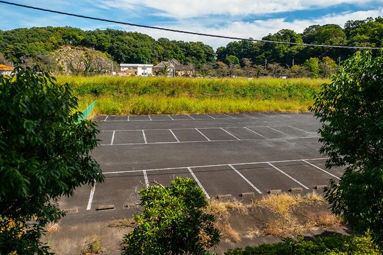 【1F_駐車場】100台駐車可能な大型駐車場