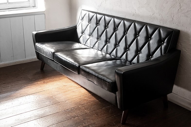 黒いレザーのソファはシックな雰囲気を演出