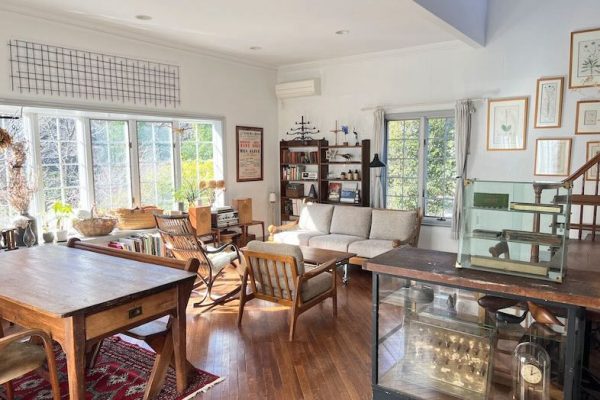 二面採光の窓から自然光が豊富に差し込む明るい空間