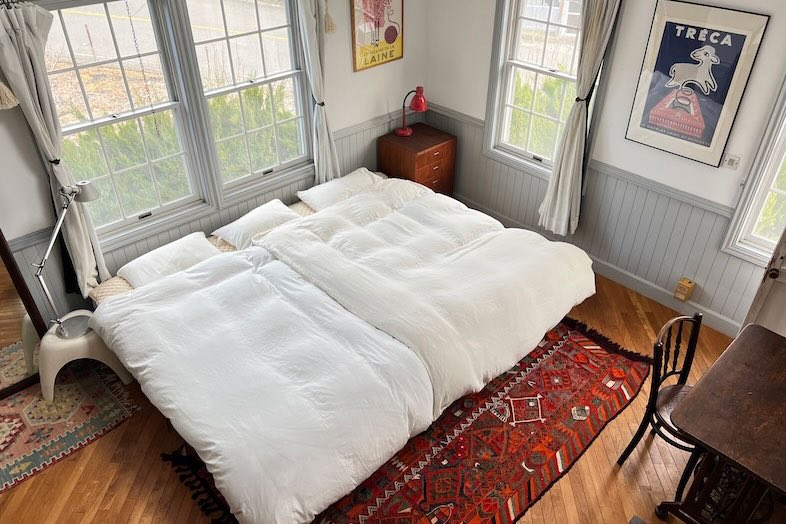 家族で寝ているシーンを撮影できる大きなベッド