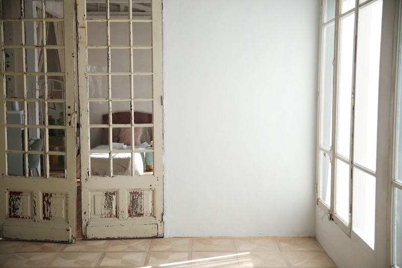 白壁やアンティーク調のドアも背景として撮影可能