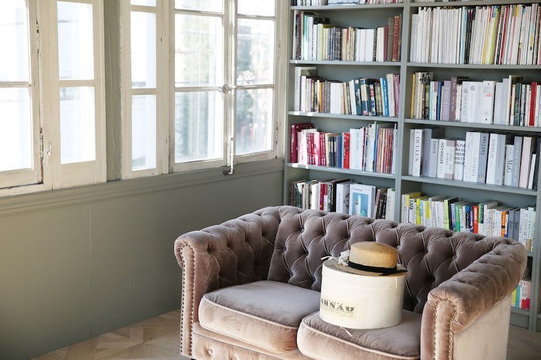 本棚を背景にソファに座っているシーンを撮影可能