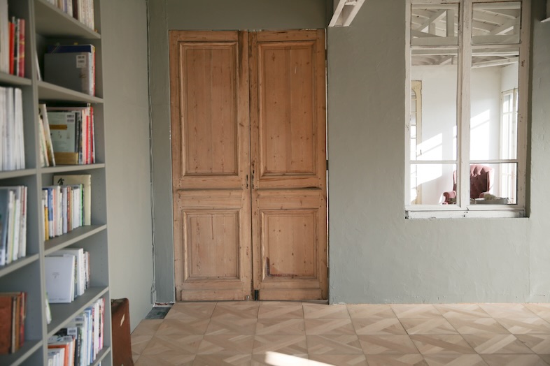 木製のドアも背景として撮影可能