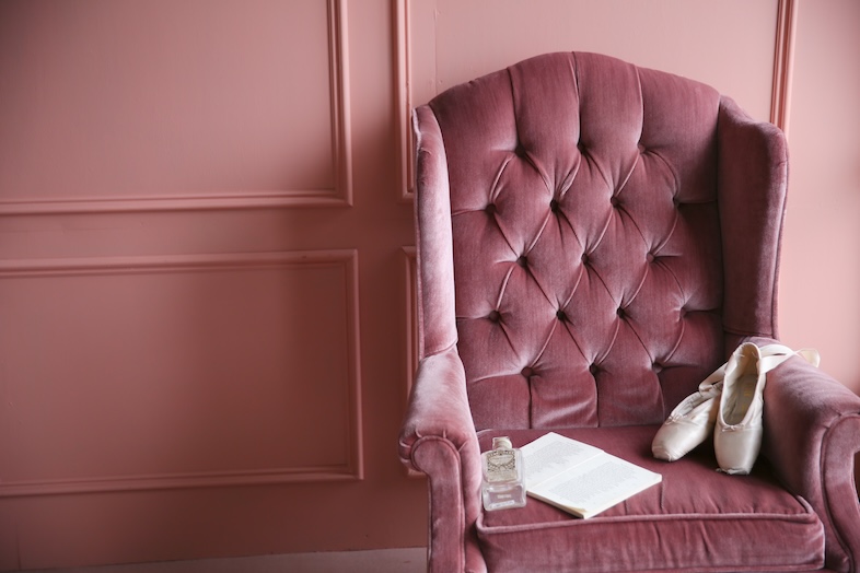 ベロア素材のピンクソファは大人かわいい雰囲気を演出