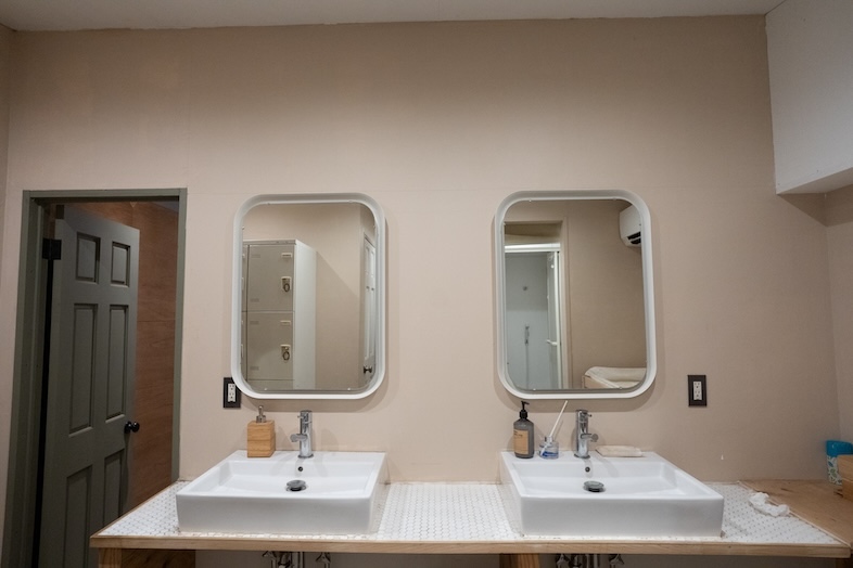 大きな鏡で使いやすい洗面所になっています