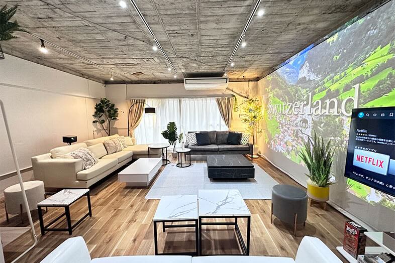 【302】白壁とフローリング床、コンクリートを基調としたシンプルな空間