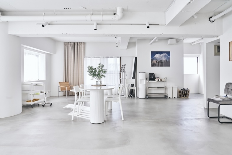 【Room1】白壁とコンクリート床のシンプルなつくりなので、被写体が映える空間