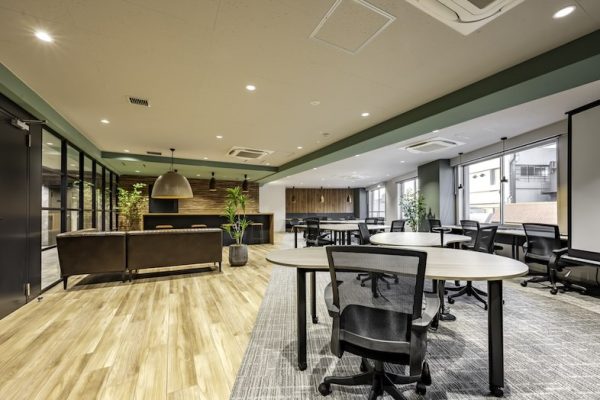 白・緑・ウッドを基調としたオフィススペース