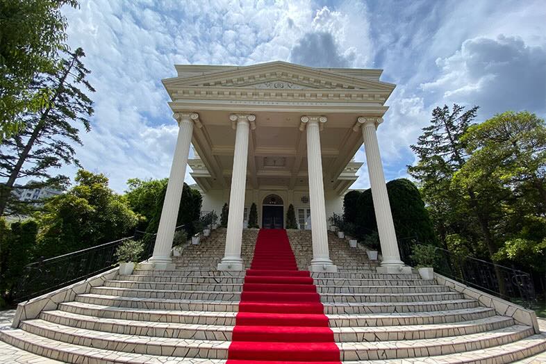 【ホワイトハウス/外階段】赤い絨毯が特徴的な外階段