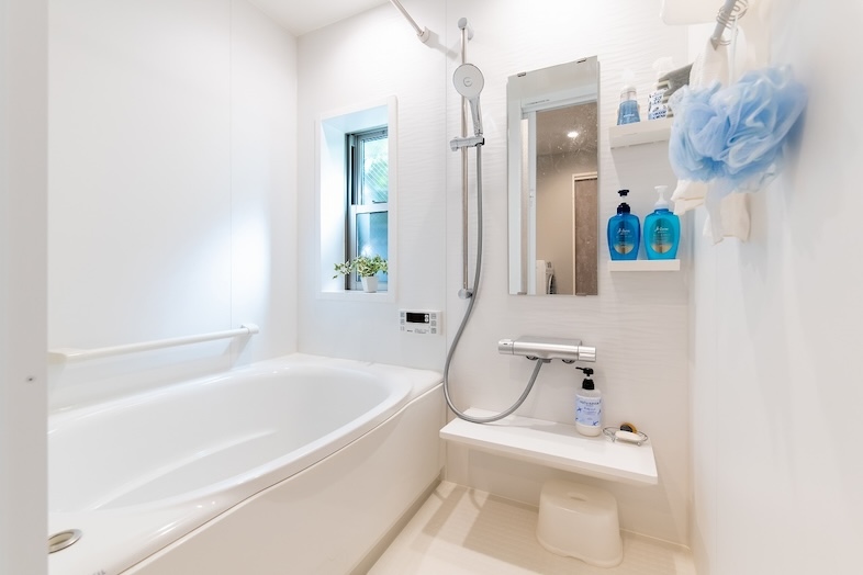 【1F】白を基調とした清潔感のある浴室