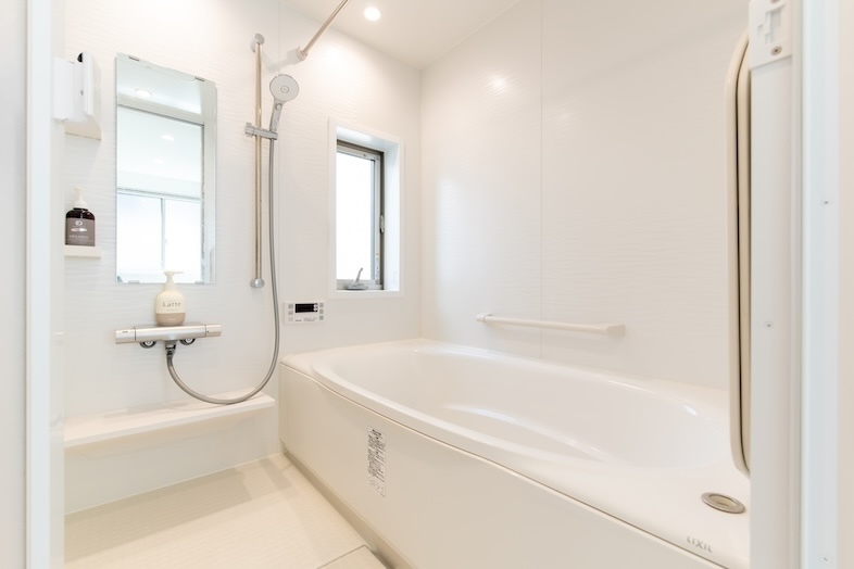 【2・3F】白を基調とした清潔感のあるバスルーム