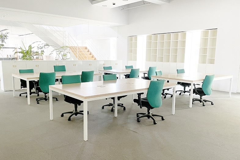 【オフィス】白を基調とした清潔感あふれる空間