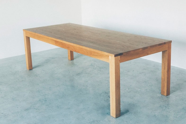 シンプルなウッドテーブル