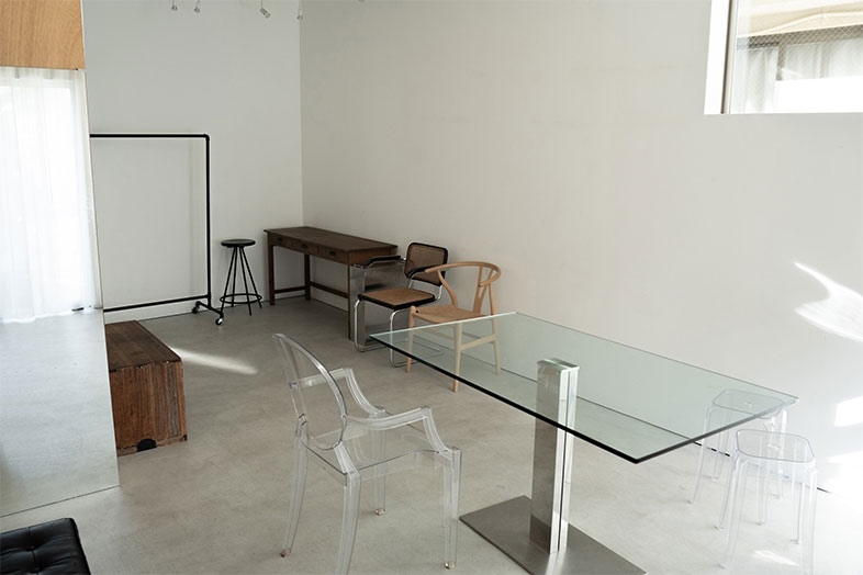 【1F】デザイナーズ家具やビンテージの家具が撮影プロップとして使用可能
